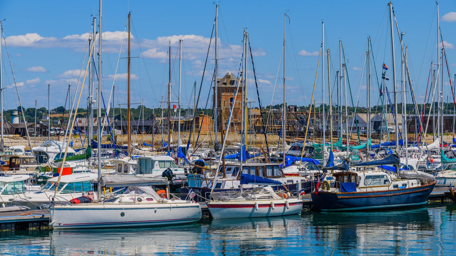 Port animé de Camaret-sur-Mer en Bretagne