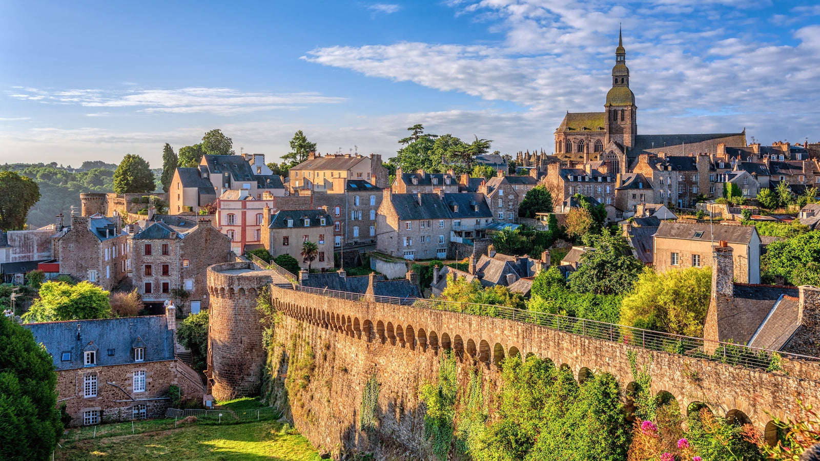 Remparts de Dinan en Bretagne