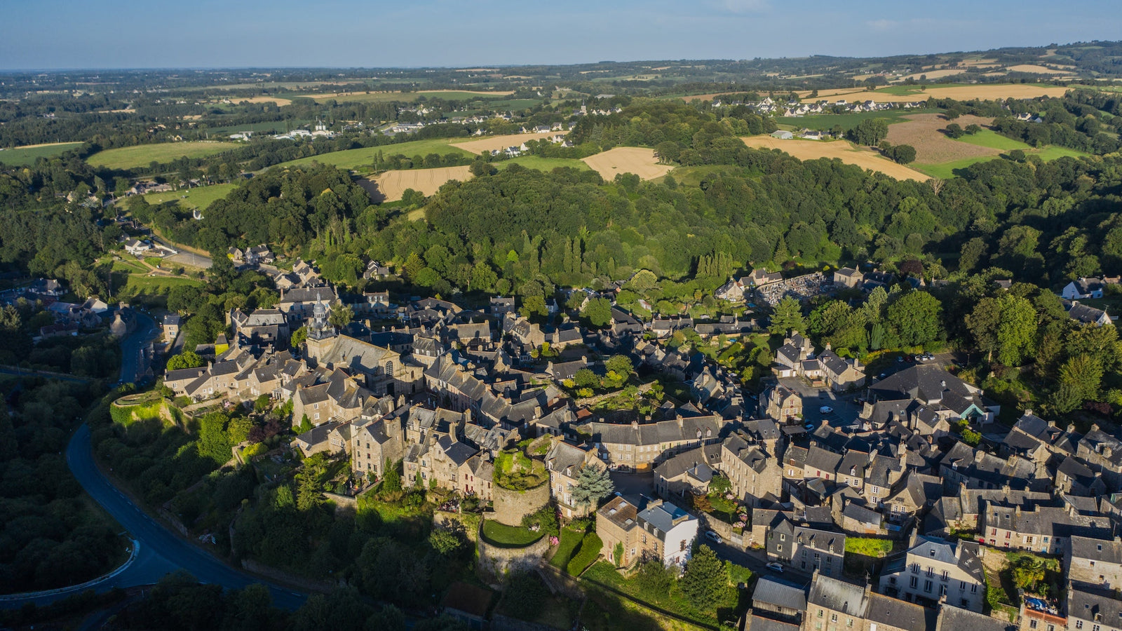 Vue aérienne du village de Moncontour en Bretagne