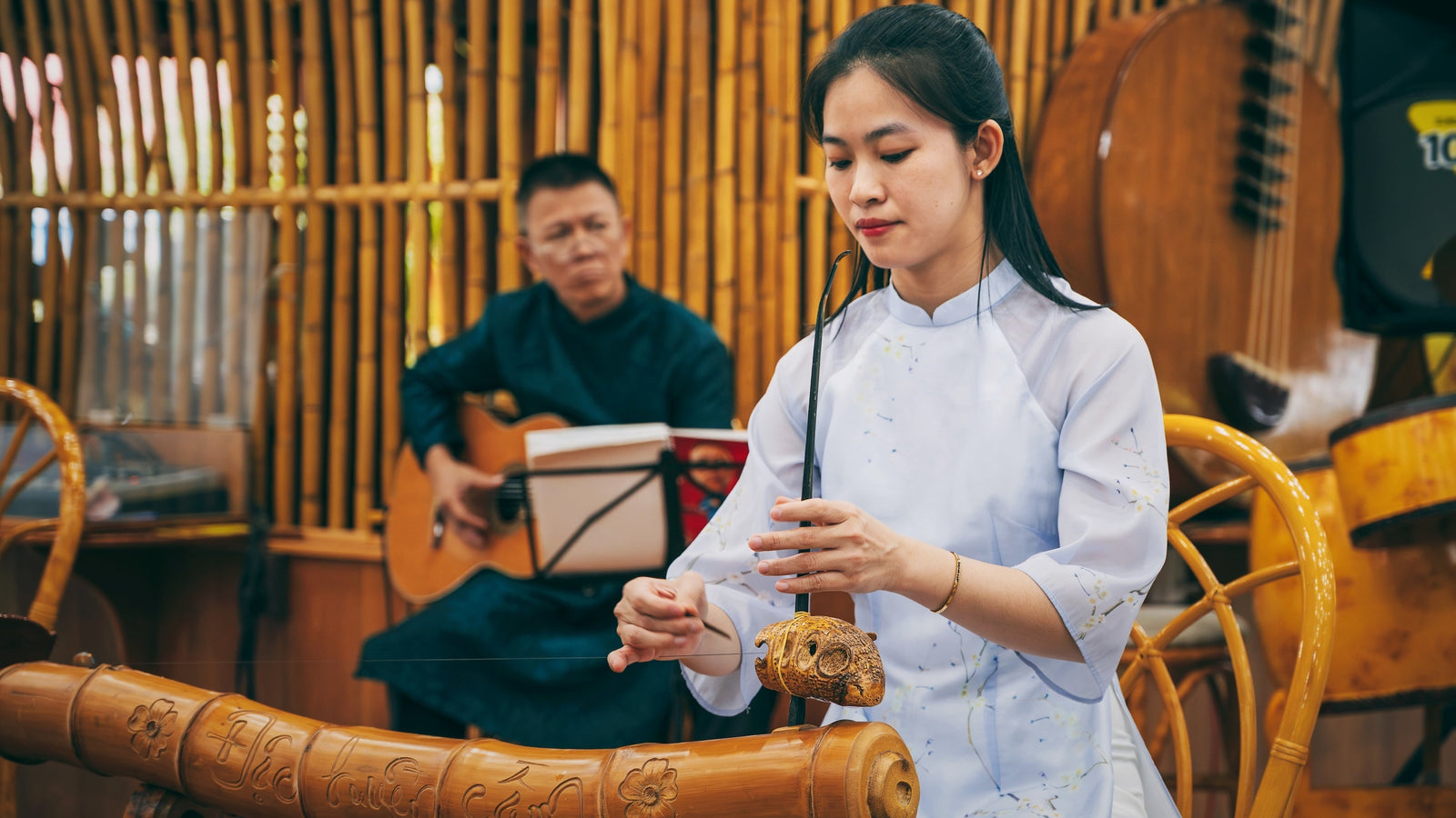 L'instrument de musique vietnamien, le đàn bầu