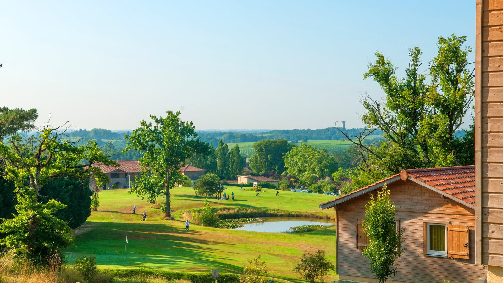 Vue sur un terrain de golf depuis un appartement de vacances à Eauze d'Armagnac dans le Gers