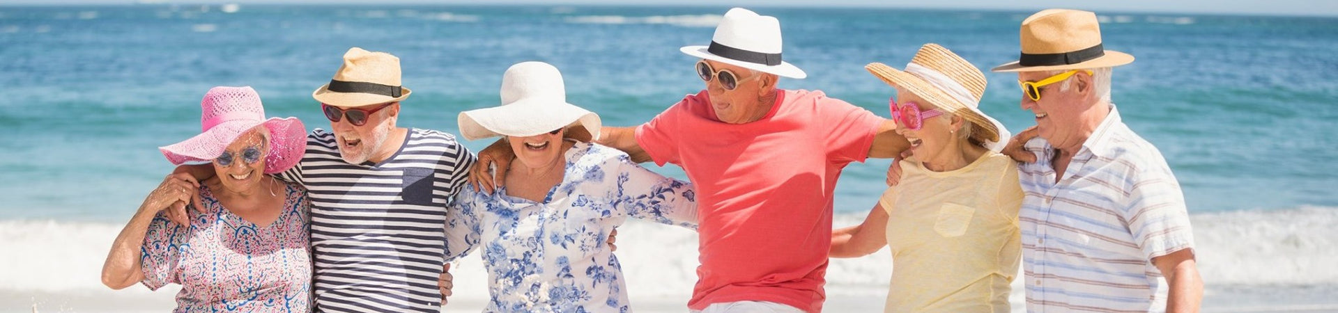 Des amis qui s'amusent sur une plage