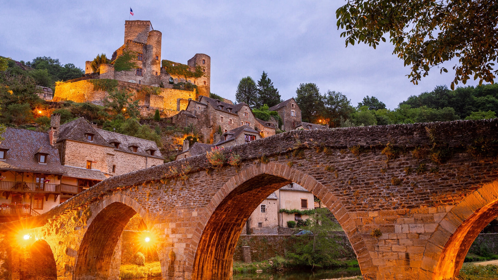 Vue sur l'incontournable village Belcastel en Aveyron