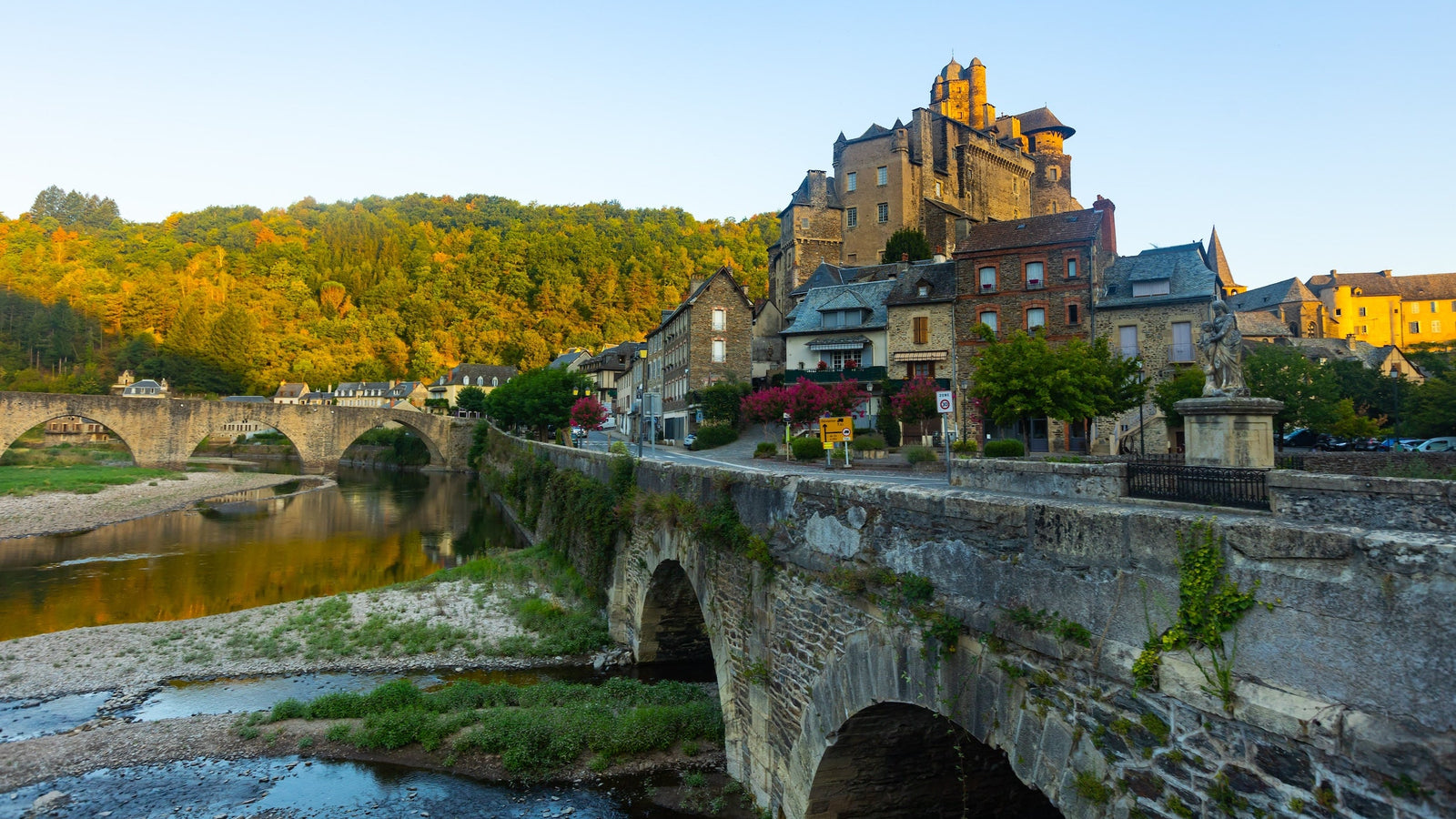 Le beau village Estaing en Aveyron