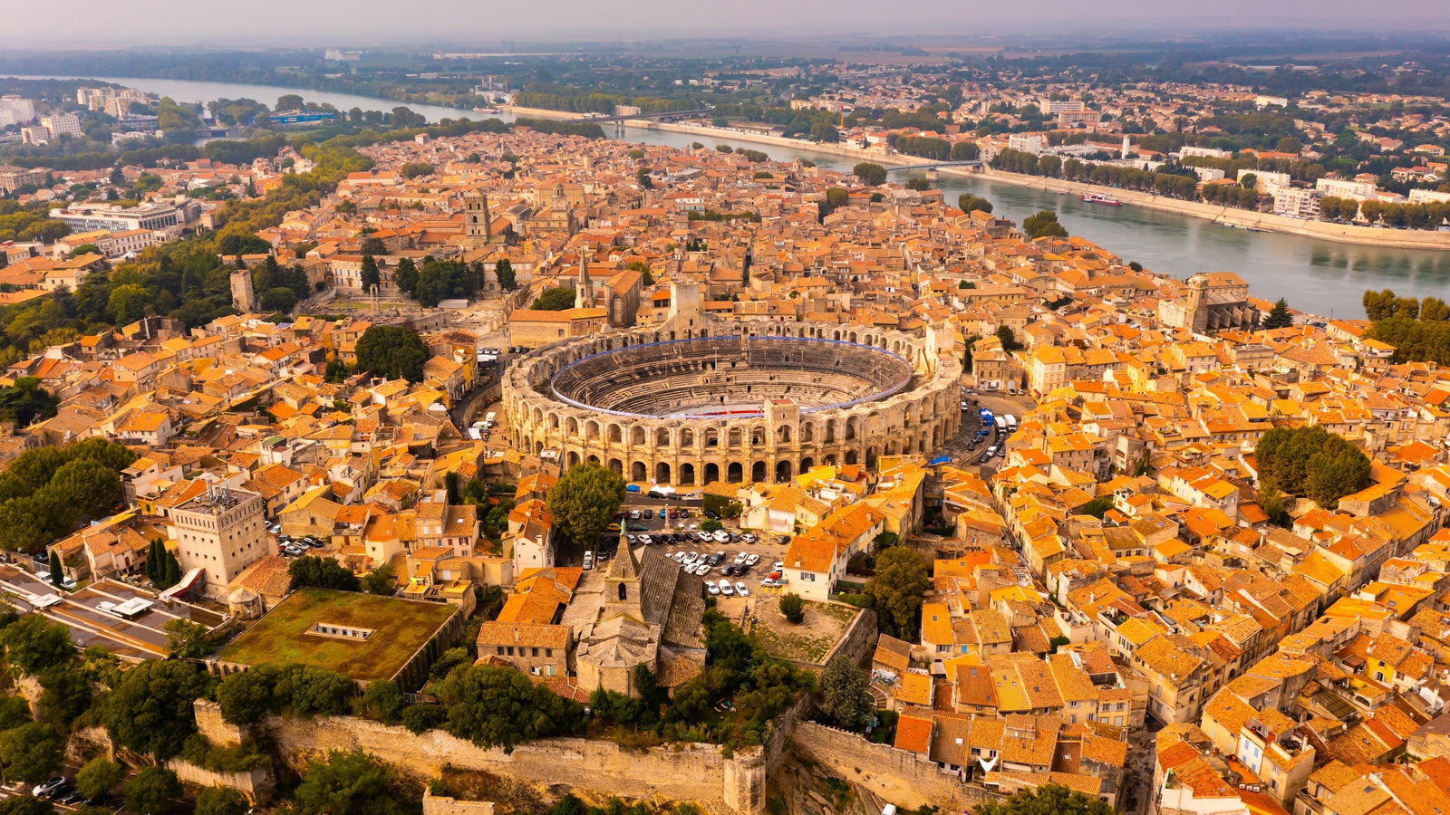Vue aérienne sur l'incontournable ville de Camargue Arles