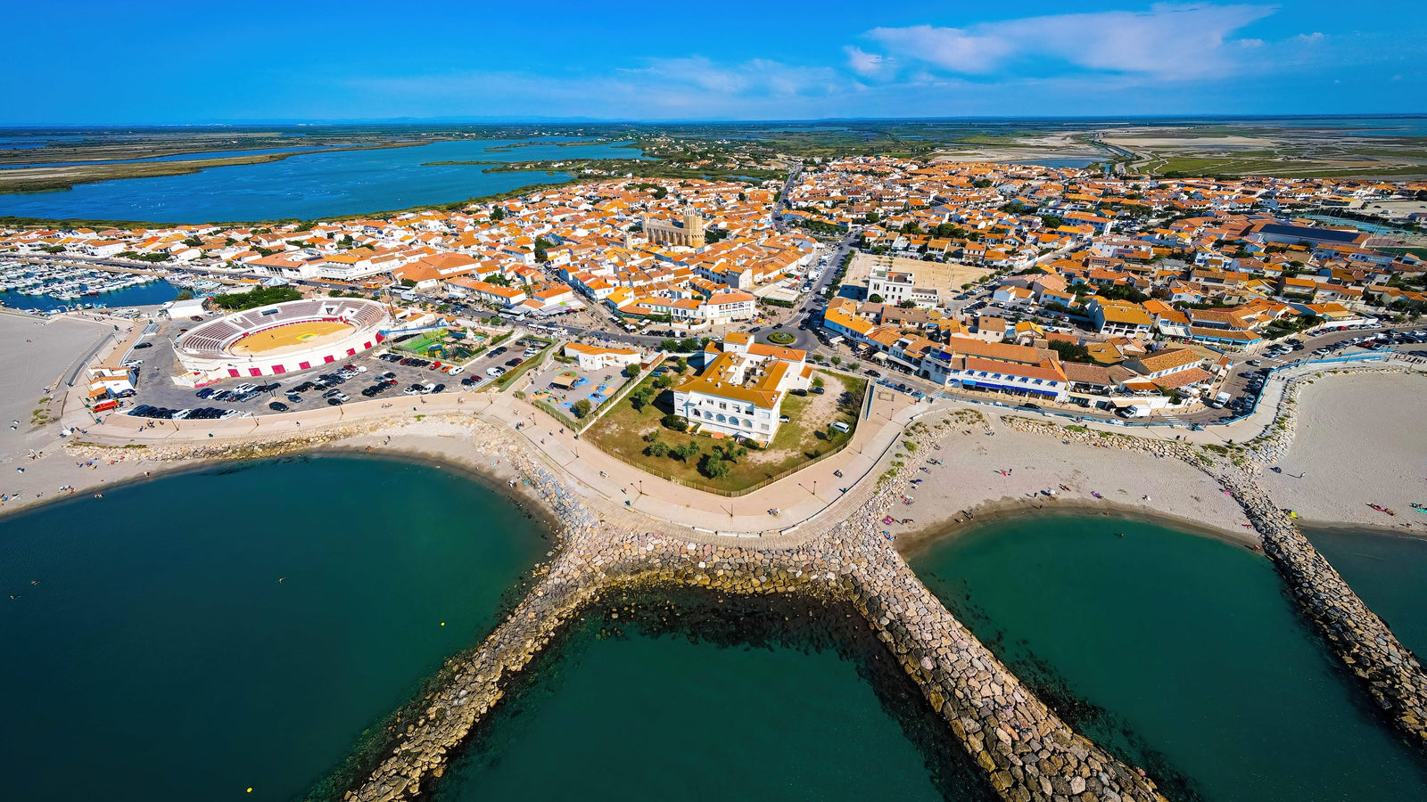 Vue aérienne sur Les Saintes-Maries-de-la-Mer, capitale de la Camargue