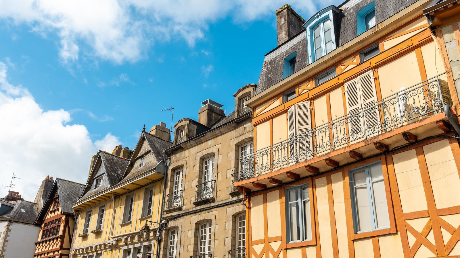 Façades de bâtiments dans la ville de Quimper dans le Finistère 