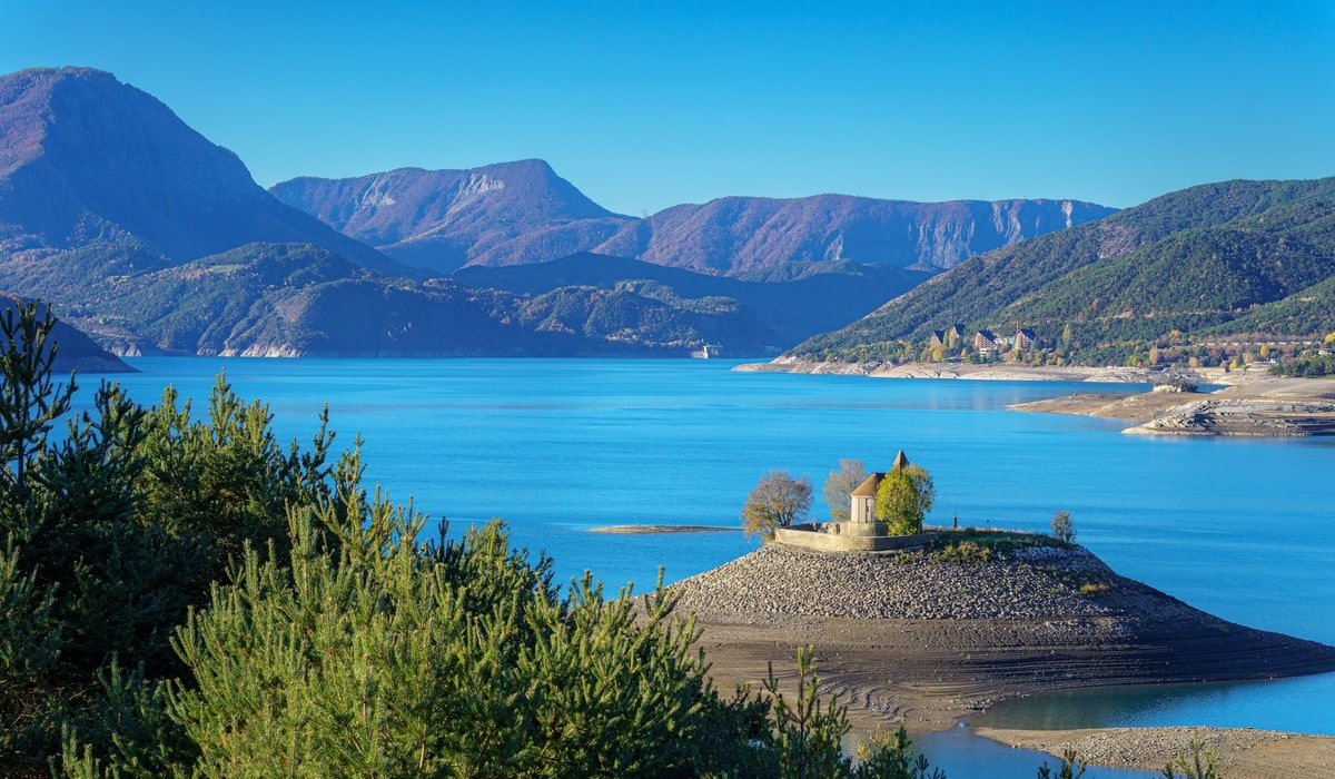 Le lac de Serre-Ponçon dans les Alpes